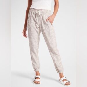 Athleta Cabo Tide 100% Linen Jogger Neutral Camo Women’s Size 2P Beige Pants